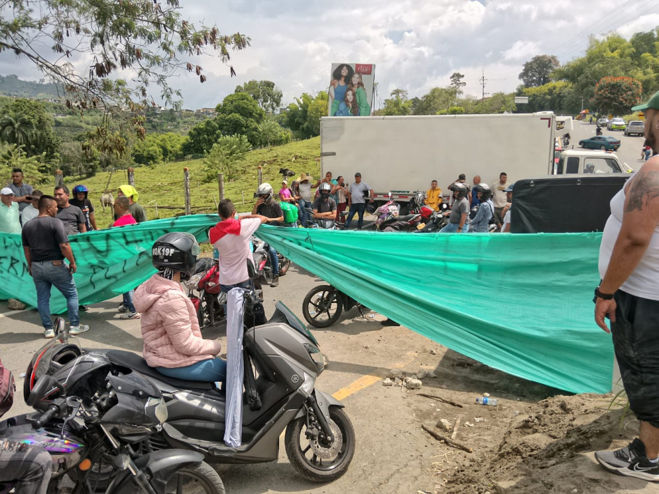 Los bloqueos se presentan en la salida de Chinchiná hacia Manizales. Los bloqueos se presentan en la salida de Chinchiná hacia Manizales.