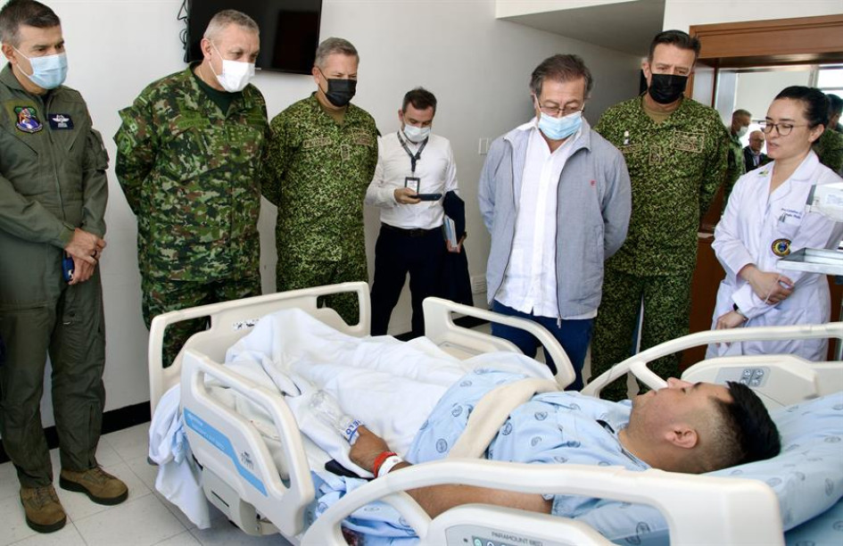 El presidente de la República, Gustavo Petro (3d), visitó el hospital donde se encuentra la mayoría de los 27 militares heridos en el ataque de la guerrilla del Ejército de Liberación Nacional (Eln) contra una base militar en Puerto Jordán, en el departamento de Arauca. El presidente de la República, Gustavo Petro (3d), visitó el hospital donde se encuentra la mayoría de los 27 militares heridos en el ataque de la guerrilla del Ejército de Liberación Nacional (Eln) contra una base militar en Puerto Jordán, en el departamento de Arauca.