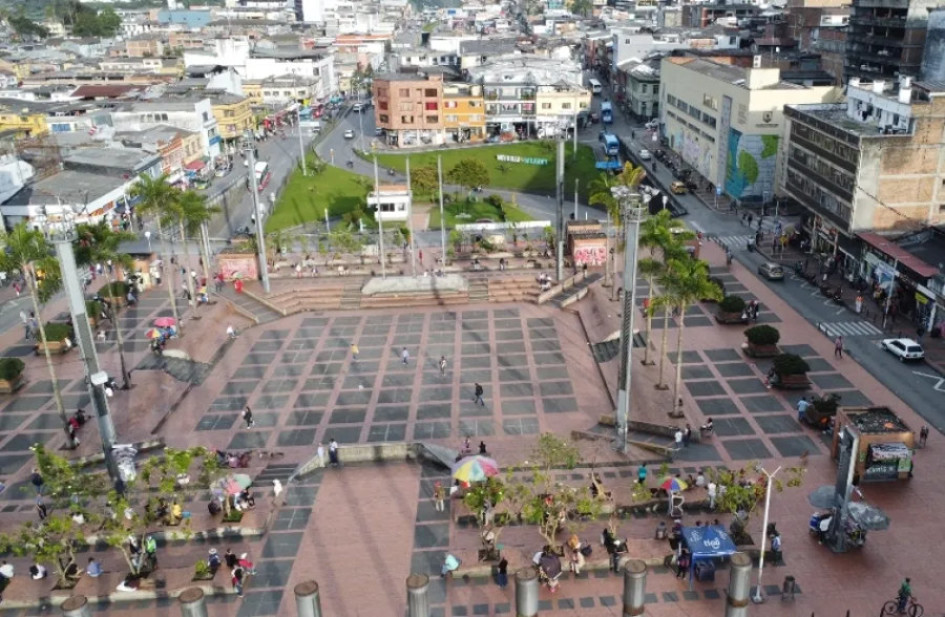 La agresión al habitante de calle ocurrió en la Plaza Alfonso López de Manizales. La agresión al habitante de calle ocurrió en la Plaza Alfonso López de Manizales.