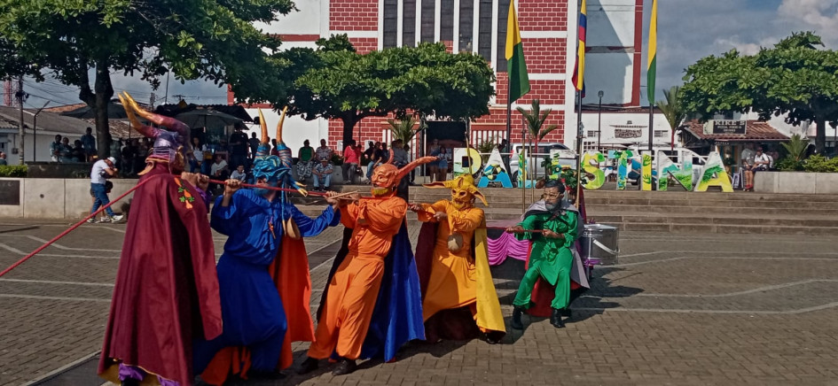 El Parque de Bolívar de Palestina sirvió de tarima para presentar la obra Dionisio el diablo. El municipio celebra el noveno Festival de Teatro. El Parque de Bolívar de Palestina sirvió de tarima para presentar la obra Dionisio el diablo. El municipio celebra el noveno Festival de Teatro.