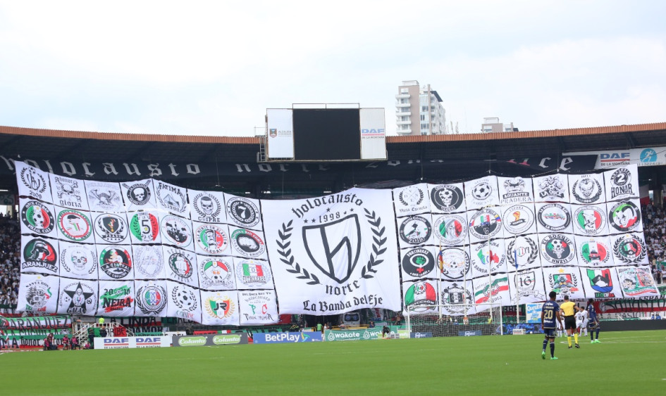 El tifo que exhibió la barra Holocausto Norte o la Banda del Eje el domingo pasado en el Palogrande. El tifo que exhibió la barra Holocausto Norte o la Banda del Eje el domingo pasado en el Palogrande.