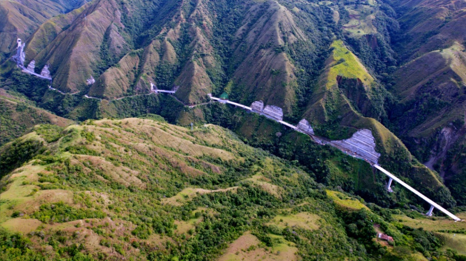 El Túnel del Toyo y Puerto Antioquia son las dos atracciones que la Gobernación antioqueña le enseña a Caldas para que aproveche la cercanía del golfo de Urabá y ahorre costos de exportación. El megaproyecto está articulado con las concesiones viales del Pacífico (1, 2 y 3) y del Mar (1 y 2). LA PATRIA recorrió el corredor logístico. Vea fotos, testimonios, datos y contexto de las obras. El Túnel del Toyo y Puerto Antioquia son las dos atracciones que la Gobernación antioqueña le enseña a Caldas para que aproveche la cercanía del golfo de Urabá y ahorre costos de exportación. El megaproyecto está articulado con las concesiones viales del Pacífico (1, 2 y 3) y del Mar (1 y 2). LA PATRIA recorrió el corredor logístico. Vea fotos, testimonios, datos y contexto de las obras.