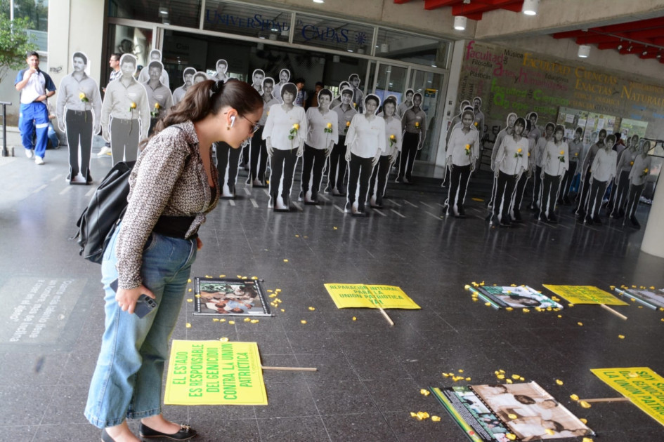 La galería de la memoria está conformada por 100 siluetas y 200 fotografías de miembros de la Unión Patriótica. La galería de la memoria está conformada por 100 siluetas y 200 fotografías de miembros de la Unión Patriótica.