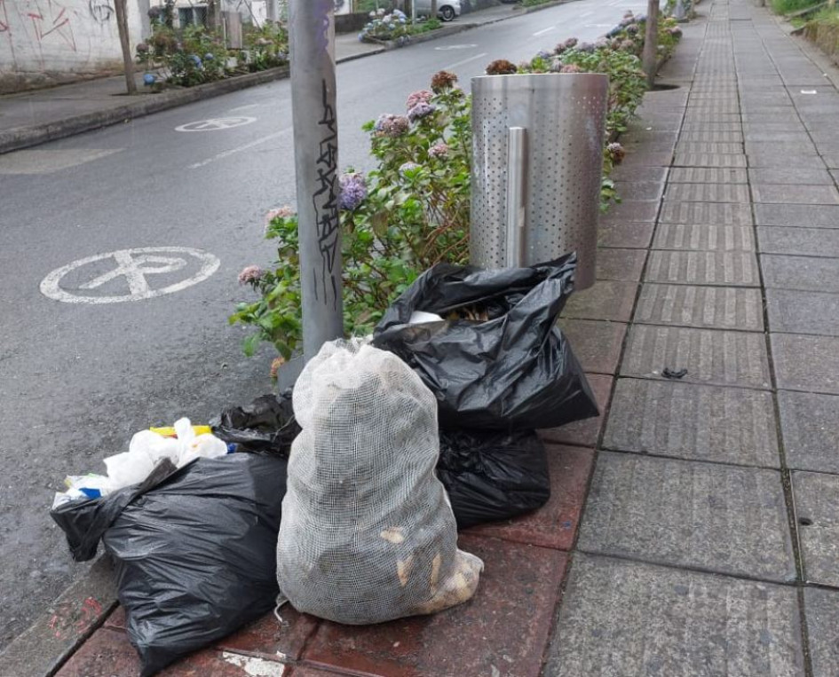 Según expresan algunos vecinos del sector, este es el estado en el que mantiene el contenedor de basuras. Esto en la esquina de la calle 51 con carrera 24 del barrio Versalles. Según expresan algunos vecinos del sector, este es el estado en el que mantiene el contenedor de basuras. Esto en la esquina de la calle 51 con carrera 24 del barrio Versalles.