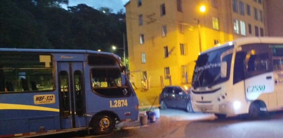 Estos son los buses que hacen uso del espacio público como lavadero de autos, según residentes del sector. Estos son los buses que hacen uso del espacio público como lavadero de autos, según residentes del sector.