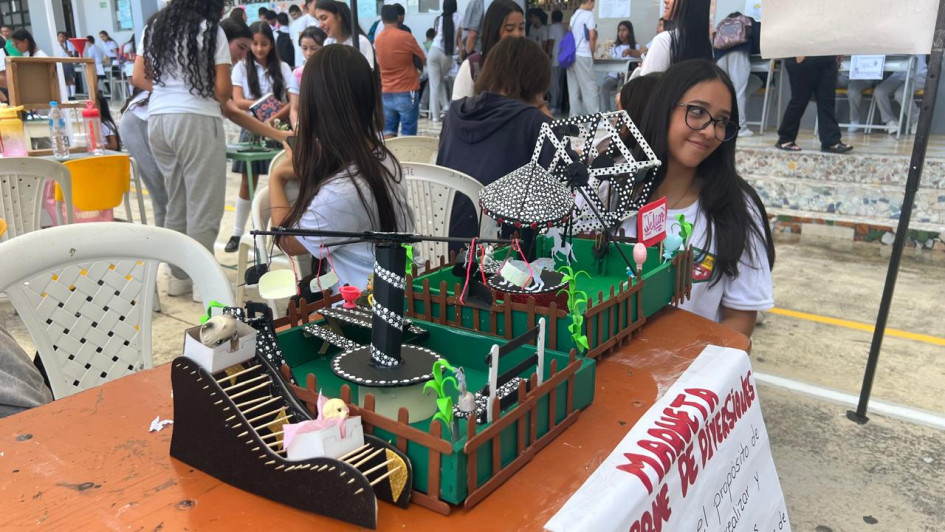 Los estudiantes aplicaron conocimiento y creatividad en sus muestras. Los estudiantes aplicaron conocimiento y creatividad en sus muestras.