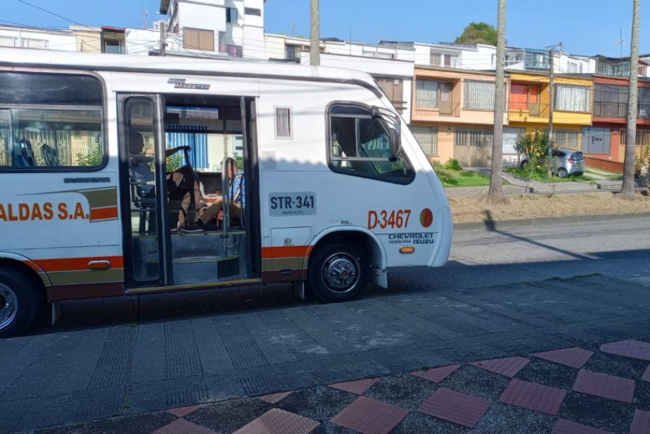 Este bus ha tapado varias veces la entrada y salida de algunos residentes del sector, según ciudadanos afectados. Este bus ha tapado varias veces la entrada y salida de algunos residentes del sector, según ciudadanos afectados.