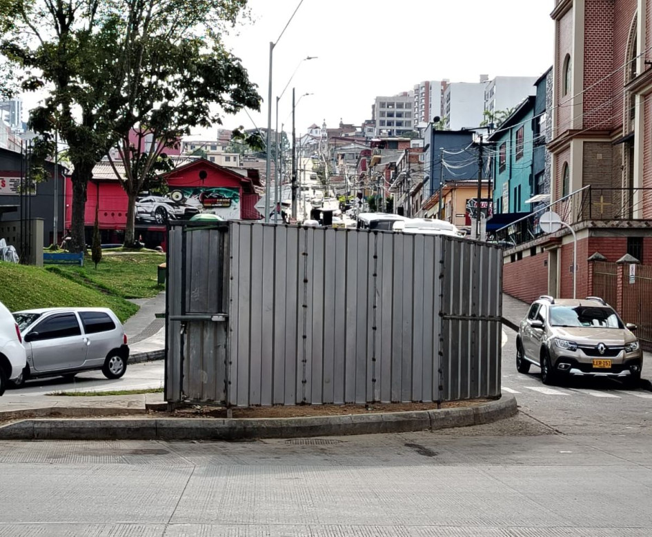 Esta era la estructura que estaban instalando en el separador de la calle 21 con carrera 13, en Liborio. Esta era la estructura que estaban instalando en el separador de la calle 21 con carrera 13, en Liborio.