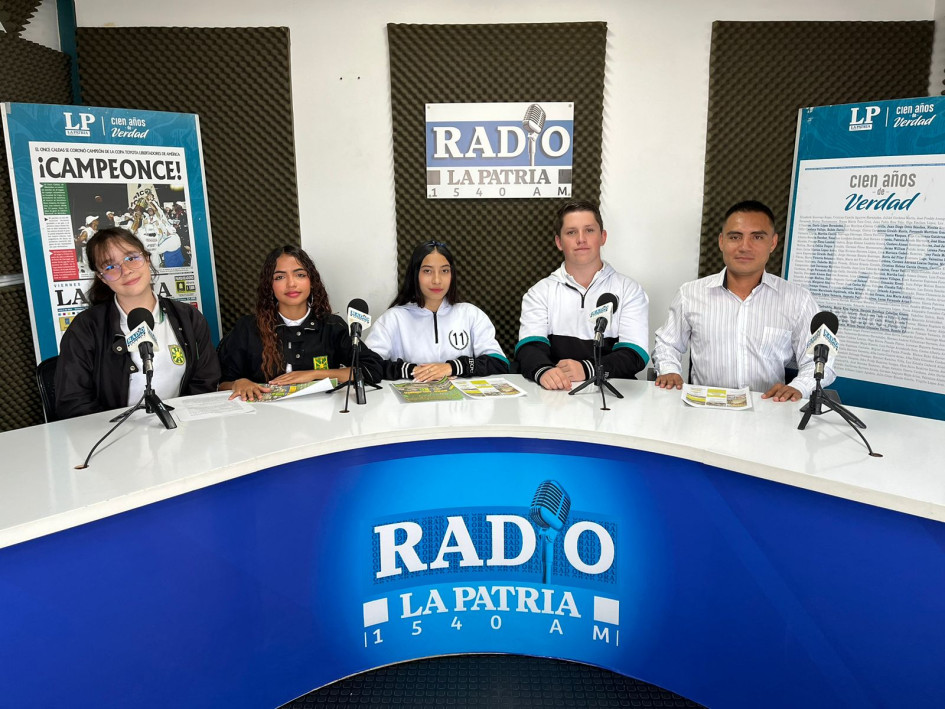 Estudiantes de la Institución Educativa Gran Colombia de Manizales, María Naranjo, Faya Valentina Fuentes Méndez, Lisett Tapasco, Islen Muñoz y el docente Juan Carlos Arenas. Estudiantes de la Institución Educativa Gran Colombia de Manizales, María Naranjo, Faya Valentina Fuentes Méndez, Lisett Tapasco, Islen Muñoz y el docente Juan Carlos Arenas.