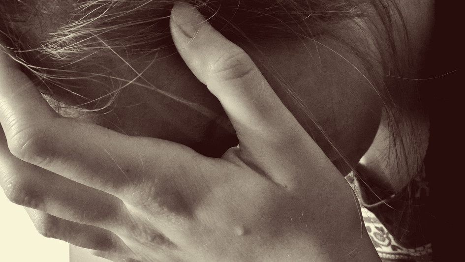 El sujeto cometió el acoso sexual y las amenazas contra la mujer, delante de su hija menor de edad. El sujeto cometió el acoso sexual y las amenazas contra la mujer, delante de su hija menor de edad.