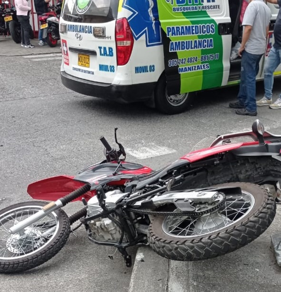 Un motociclista resultó lesionado tras chocar contra un taxi en el Centro de Manizales. Un motociclista resultó lesionado tras chocar contra un taxi en el Centro de Manizales.