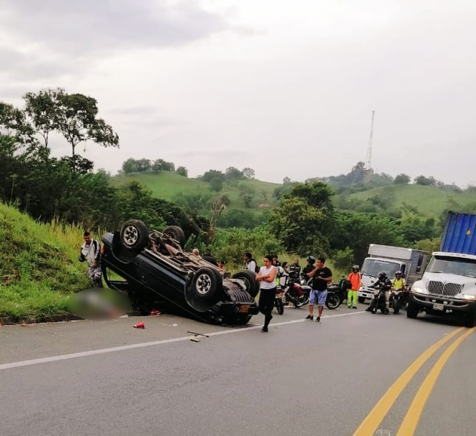Una persona muerta fue el resultado del accidente de tránsito en el que un carro terminó volcado. Una persona muerta fue el resultado del accidente de tránsito en el que un carro terminó volcado.