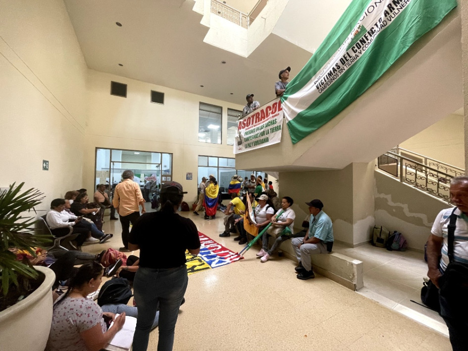 Campesinos protestan en la Agencia Nacional de Tierras pidiendo celeridad en la entrega de terrenos Campesinos protestan en la Agencia Nacional de Tierras pidiendo celeridad en la entrega de terrenos