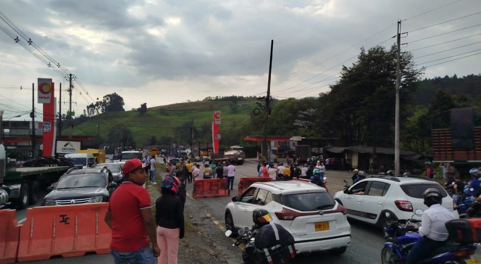 Representantes del gremio aseguran que el paro en Caldas "arrancará fuerte el martes o el miércoles". Desde la tarde de este lunes (2 de septiembre) hay bloqueos intermitentes en Maltería, en la recta de la Industria Licorera de Caldas. Representantes del gremio aseguran que el paro en Caldas "arrancará fuerte el martes o el miércoles". Desde la tarde de este lunes (2 de septiembre) hay bloqueos intermitentes en Maltería, en la recta de la Industria Licorera de Caldas.