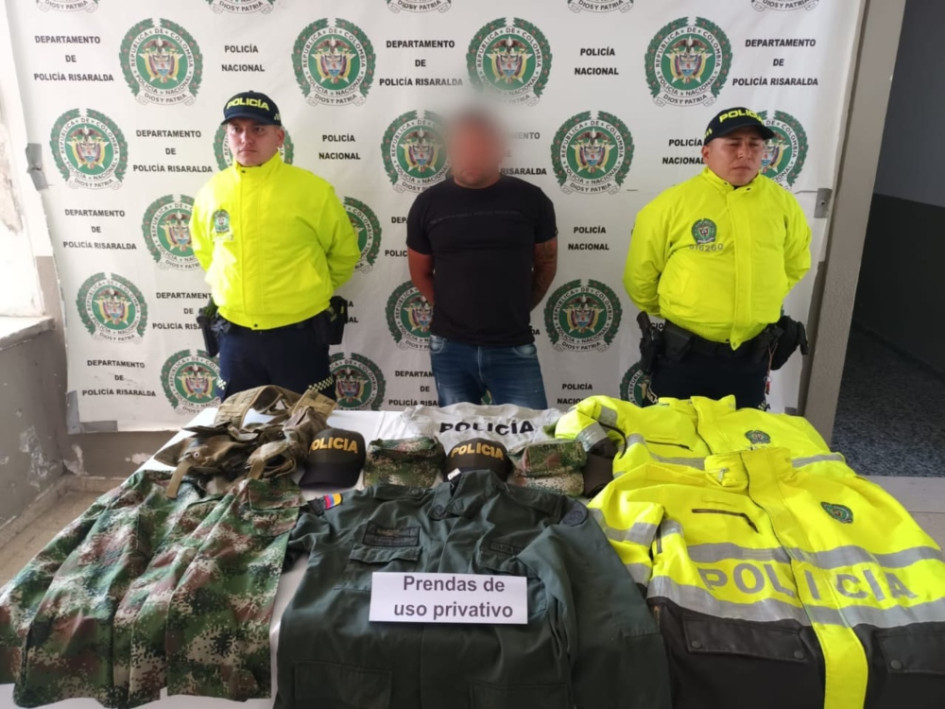 En una operación realizada en el municipio de Apía, Risaralda, la Policía capturó a un hombre de 41 años, conocido como "El Mono", quien tenía en su poder varias prendas de uso exclusivo de las fuerzas militares y la Policía Nacional. La detención se produjo tras un allanamiento en su vivienda, ubicada en el barrio Jaime Rendón, durante el cual los agentes de la Seccional de Investigación Criminal (SIJIN) encontraron chaquetas, camisetas y gorras que son utilizadas únicamente por personal policial y militar. Detalles del allanamiento Entre los artículos incautados se encuentran: Una chaqueta tipo guerrera de color verde oliva. Dos chaquetas reflectivas de color verde limón. Una camiseta tipo polo verde manzana con insignias de la Policía Nacional. Una chaqueta tipo guerrera con camuflaje pixelado. Un chaleco tipo arnés con camuflaje y bolsillos para portar proveedores. Dos gorras de camuflaje pixelado. Dos gorras tipo beisboleras con la palabra "POLICÍA" bordada en amarillo y negro. La Policía informó que el En una operación realizada en el municipio de Apía, Risaralda, la Policía capturó a un hombre de 41 años, conocido como "El Mono", quien tenía en su poder varias prendas de uso exclusivo de las fuerzas militares y la Policía Nacional. La detención se produjo tras un allanamiento en su vivienda, ubicada en el barrio Jaime Rendón, durante el cual los agentes de la Seccional de Investigación Criminal (SIJIN) encontraron chaquetas, camisetas y gorras que son utilizadas únicamente por personal policial y milita