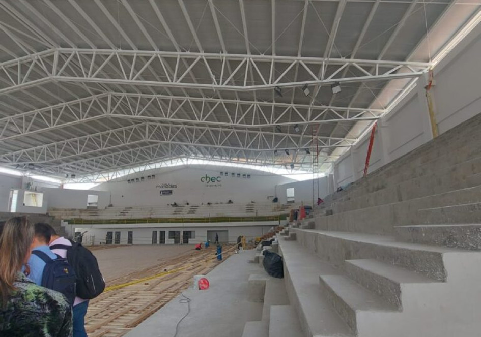 Coliseo Mayor Jorge Arango Uribe: la Corporación Cívica de Caldas indica que el cambio del techo no estaba en el proyecto que aprobó el Curador Primero de Manizales. Coliseo Mayor Jorge Arango Uribe: la Corporación Cívica de Caldas indica que el cambio del techo no estaba en el proyecto que aprobó el Curador Primero de Manizales.