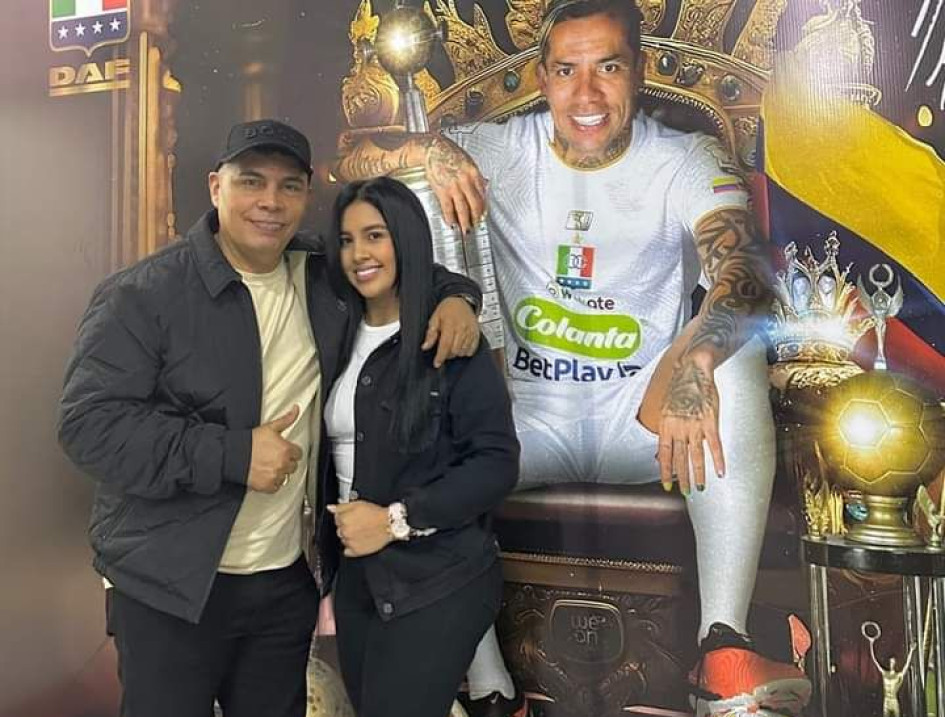 El Andariego junto a Angie, su esposa, en el estadio Palogrande. El Andariego junto a Angie, su esposa, en el estadio Palogrande.