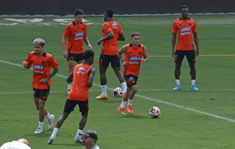 Luis Díaz (i) y Juan Fernando Quintero (2-d) de la selección nacional de fútbol de Colombia participan en un entrenamiento este lunes, en el estadio Metropolitano Roberto Meléndez, en Barranquilla. Luis Díaz (i) y Juan Fernando Quintero (2-d) de la selección nacional de fútbol de Colombia participan en un entrenamiento este lunes, en el estadio Metropolitano Roberto Meléndez, en Barranquilla.
