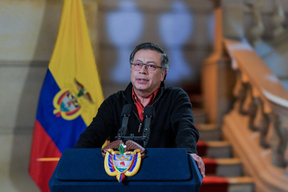 Fotografía cedida por la Presidencia de Colombia que muestra al mandatario, Gustavo Petro, mientras habla durante una alocución televisada este miércoles en Bogotá. Fotografía cedida por la Presidencia de Colombia que muestra al mandatario, Gustavo Petro, mientras habla durante una alocución televisada este miércoles en Bogotá.
