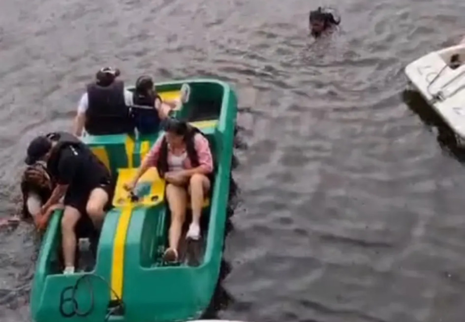 Cuatro tripulantes cayeron en el lago después de que su canoa se hundió Cuatro tripulantes cayeron en el lago después de que su canoa se hundió