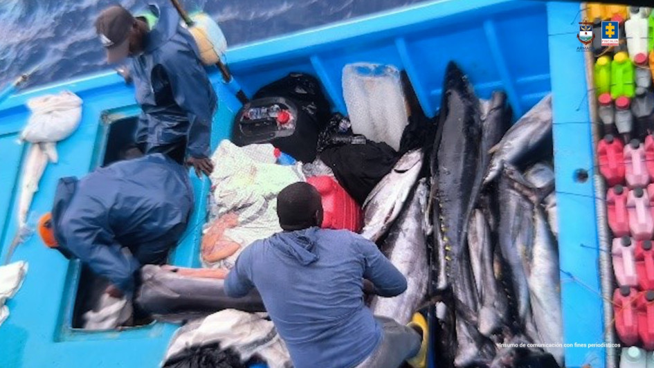 Los tres ciudadanos pescaban ilegalmente en Malpelo y los enviaron a prisión. Los tres ciudadanos pescaban ilegalmente en Malpelo y los enviaron a prisión.