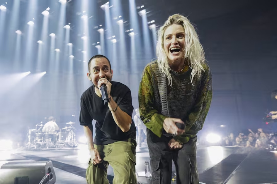 Mike Shinoda y la nueva vocalista de Linkin Park Emily Armstrong. Mike Shinoda y la nueva vocalista de Linkin Park Emily Armstrong.