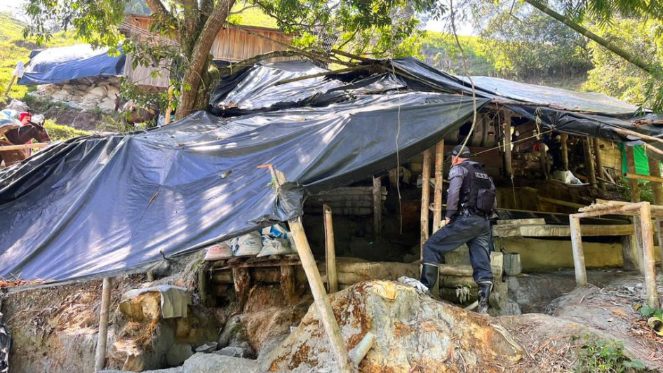 La minería por cúbico es de las actividades más peligrosas y suelen efectuarla a orillas del río Cauca, a su paso por Caldas. Sin embargo, en riberas de otros afluentes también la desempeñan. La minería por cúbico es de las actividades más peligrosas y suelen efectuarla a orillas del río Cauca, a su paso por Caldas. Sin embargo, en riberas de otros afluentes también la desempeñan.