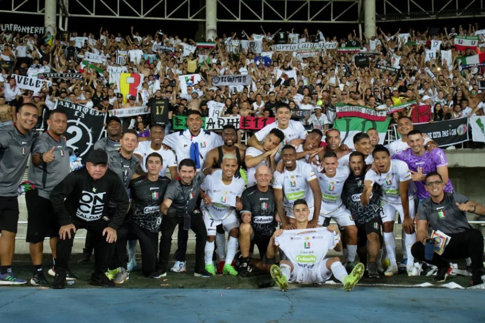 El equipo celebró con la hinchada del Once Caldas que llenó la tribuna norte del estadio Hernán Ramírez Villegas en Pereira. El equipo celebró con la hinchada del Once Caldas que llenó la tribuna norte del estadio Hernán Ramírez Villegas en Pereira.