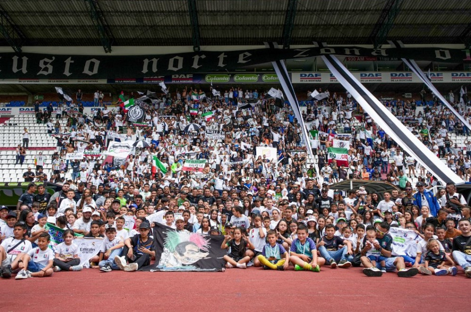 El entrenamiento finalizó y los jugadores del Once Caldas y sus hinchas se tomaron la foto previo al clásico ante el Deportivo Pereira. "La única banda del Eje, la banda del Once", escribió el Club en sus redes sociales. El entrenamiento finalizó y los jugadores del Once Caldas y sus hinchas se tomaron la foto previo al clásico ante el Deportivo Pereira. "La única banda del Eje, la banda del Once", escribió el Club en sus redes sociales.