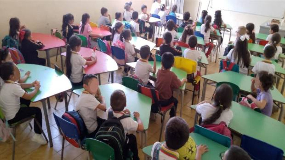 Foto I Cortesía para LA PATRIA Simulación. Padres reunieron en un salón a estudiantes de los dos primeros de la Institución Educativa Pensilvania y les tomaron una foto para mostrar como quedan siendo fusionados. Foto I Cortesía para LA PATRIA Simulación. Padres reunieron en un salón a estudiantes de los dos primeros de la Institución Educativa Pensilvania y les tomaron una foto para mostrar como quedan siendo fusionados.