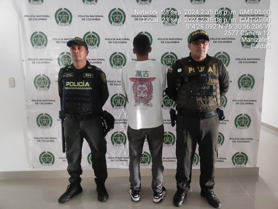 El sujeto efectuaba disparos al aire cuando lo sorprendió la Policía. El sujeto efectuaba disparos al aire cuando lo sorprendió la Policía.