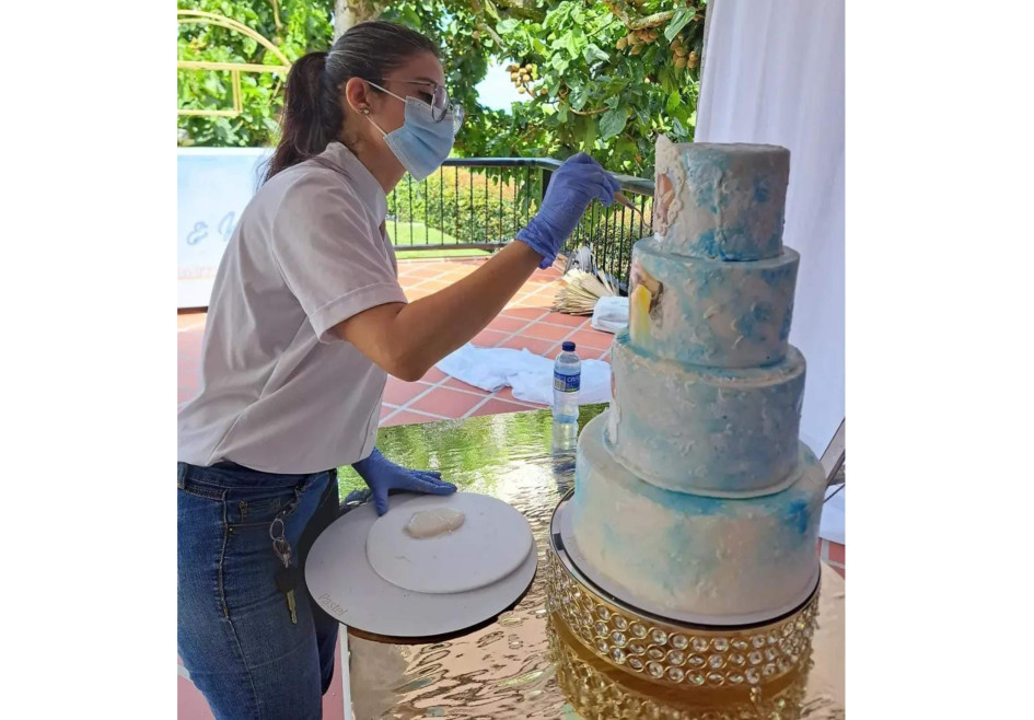 Lucelly Santa, repostera de Santa Rosa de Cabal (Risaralda), quien se ve afectada por el paro camionero pues no puede pasar a llevar sus pedidos. Lucelly Santa, repostera de Santa Rosa de Cabal (Risaralda), quien se ve afectada por el paro camionero pues no puede pasar a llevar sus pedidos.