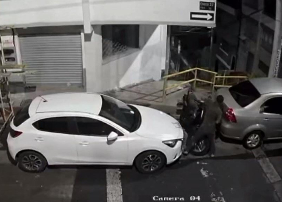 En video quedó grabado el robo a los espejos de una moto en el barrio Campoamor de Manizales. En video quedó grabado el robo a los espejos de una moto en el barrio Campoamor de Manizales.