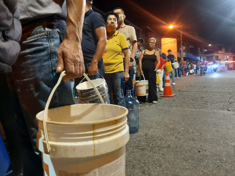Fila a un lado de la escuela Rufino José Cuervo del barrio Malabar de Manizales para abastecerse de agua de un carrotanque. Fila a un lado de la escuela Rufino José Cuervo del barrio Malabar de Manizales para abastecerse de agua de un carrotanque.