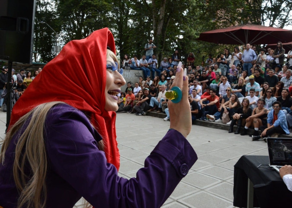 El teatro de calle comenzó este jueves su programación. Un amor de dos, de la compañía manizaleña Ópalo Teatro, se presentó en El Cable. El teatro de calle comenzó este jueves su programación. Un amor de dos, de la compañía manizaleña Ópalo Teatro, se presentó en El Cable.