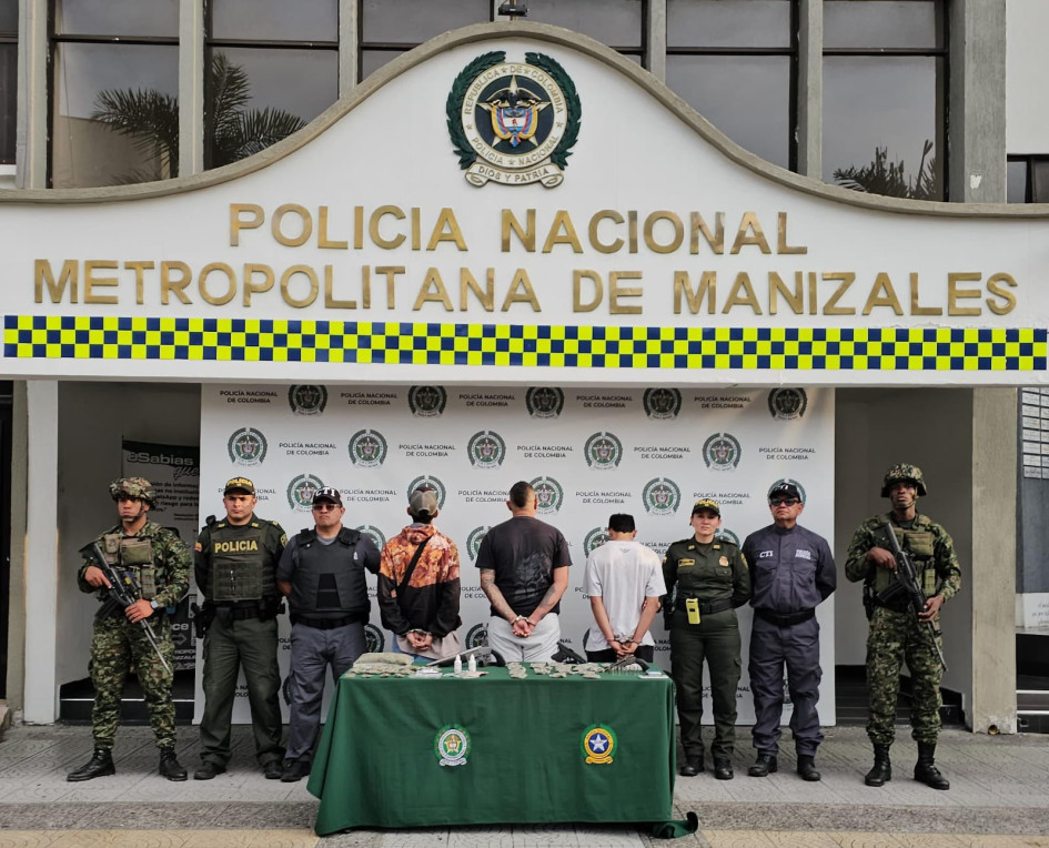 Estos tres sujetos serían miembros de una banda dedicada al tráfico de estupefacientes en la invasión de Samaria. Estos tres sujetos serían miembros de una banda dedicada al tráfico de estupefacientes en la invasión de Samaria.