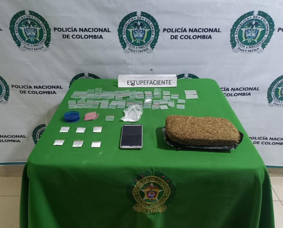Durante el operativo, las autoridades incautaron estupefacientes y material para su dosificación. Durante el operativo, las autoridades incautaron estupefacientes y material para su dosificación.