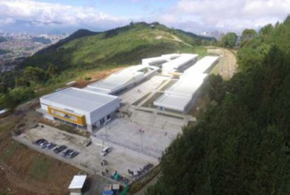 El homicidio ocurrió frente al Megacolegio del barrio San Sebastián de Manizales. El homicidio ocurrió frente al Megacolegio del barrio San Sebastián de Manizales.