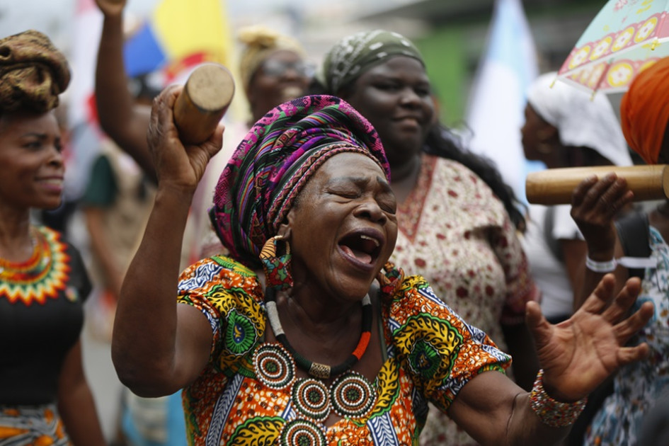 Con cantos, bailes, muestras artísticas y rituales ancestrales 1.000 personas salieron a las calles de Cali para exigir a las entidades mundiales que se reúnen en la COP16 "compromisos serios" para cuidar la naturaleza. Con cantos, bailes, muestras artísticas y rituales ancestrales 1.000 personas salieron a las calles de Cali para exigir a las entidades mundiales que se reúnen en la COP16 "compromisos serios" para cuidar la naturaleza.