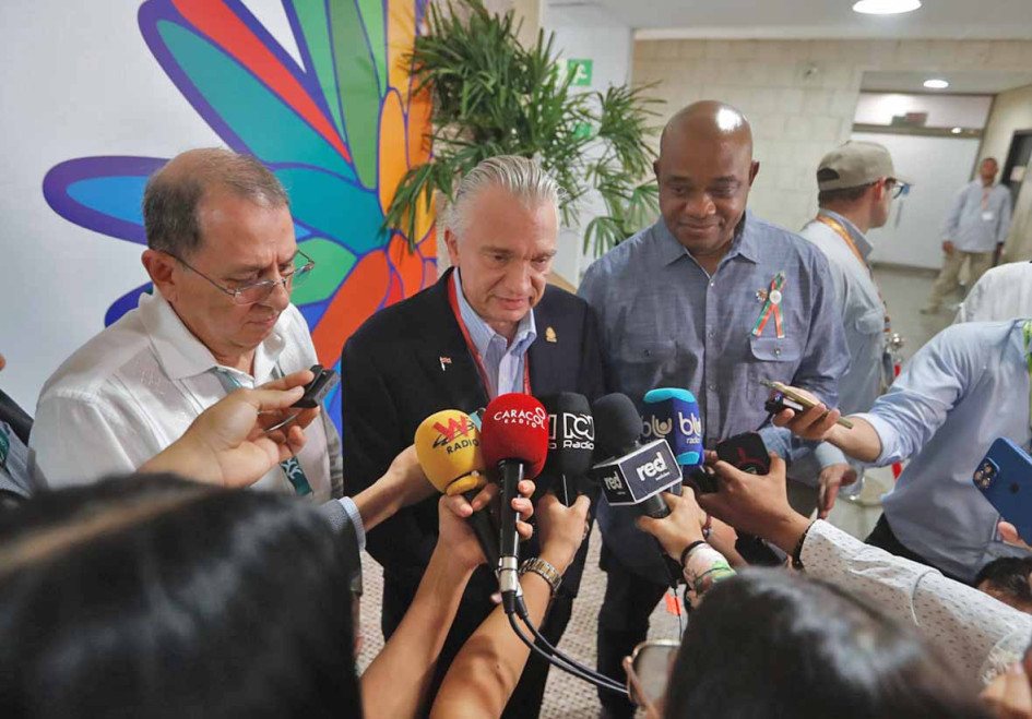 Foto | EFE | LA PATRIA El vicecanciller de Colombia, Jorge Roa; el canciller de Costa Rica, Arnoldo André Tinoco, y el canciller de Colombia, Luis Gilberto Murillo, en rueda de prensa con los medios de comunicación instalados en Cali sobre el anucnio del fondo. Foto | EFE | LA PATRIA El vicecanciller de Colombia, Jorge Roa; el canciller de Costa Rica, Arnoldo André Tinoco, y el canciller de Colombia, Luis Gilberto Murillo, en rueda de prensa con los medios de comunicación instalados en Cali sobre el anucnio del fondo.