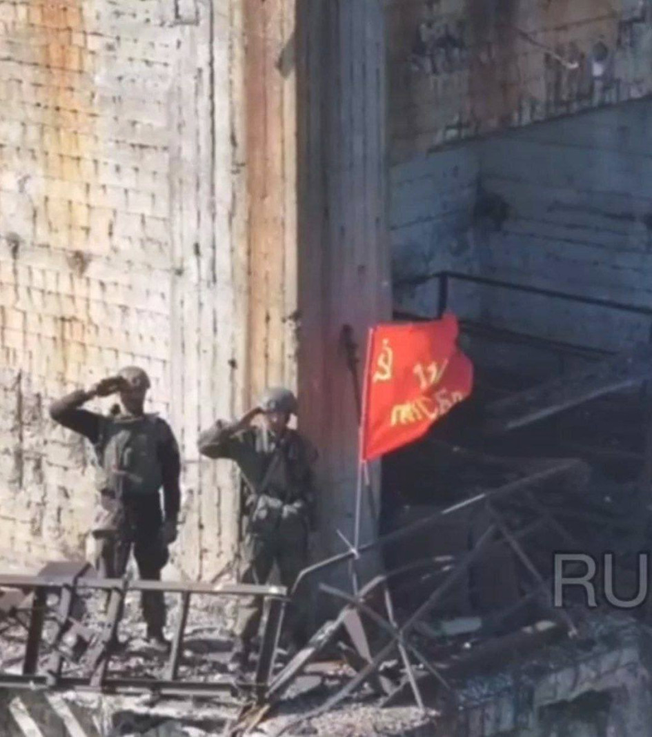 Foto / EFE / LA PATRIA Los militares rusos ya izan la bandera de su país en territorio ucraniano. Foto / EFE / LA PATRIA Los militares rusos ya izan la bandera de su país en territorio ucraniano.