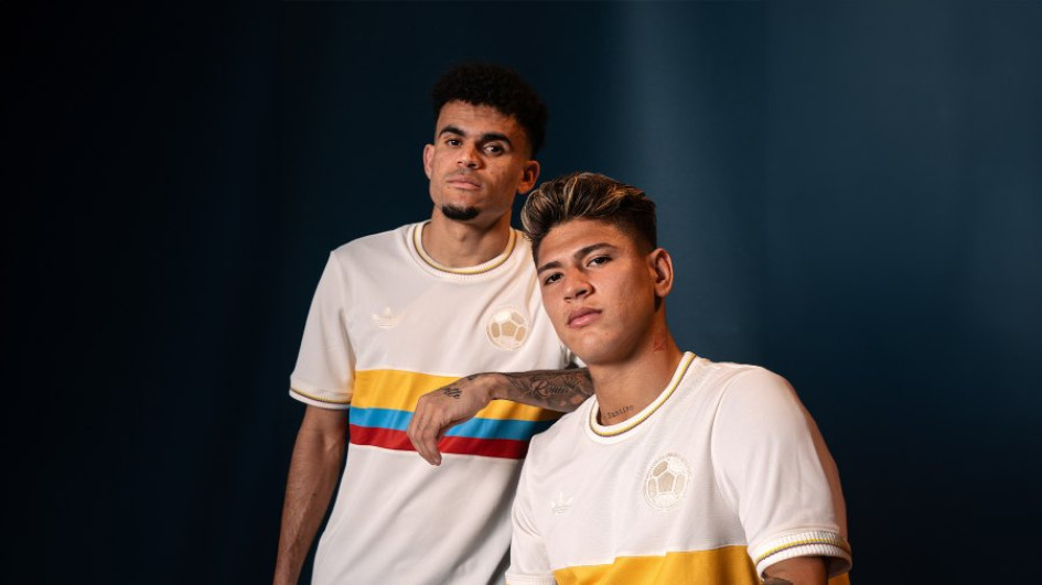 Luis Díaz y Jorge Carrascal luciendo la camiseta conmemorativa de la Selección Colombia. Luis Díaz y Jorge Carrascal luciendo la camiseta conmemorativa de la Selección Colombia.