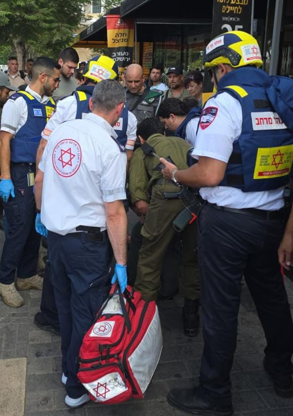 Una persona murió y ocho resultaron heridas este domingo tras producirse un tiroteo y apuñalamiento en la estación central de autobuses de Beer Sheva. Una persona murió y ocho resultaron heridas este domingo tras producirse un tiroteo y apuñalamiento en la estación central de autobuses de Beer Sheva.