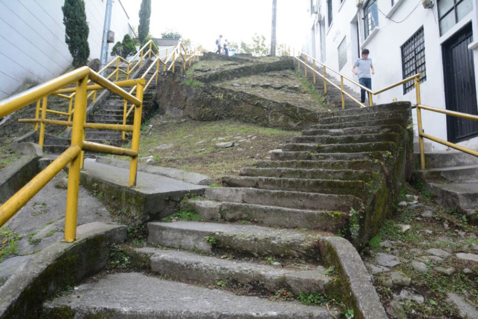 Estas son las escaleras en las que, según los residentes, falta intervención con el propósito de evitar accidentes. Estas son las escaleras en las que, según los residentes, falta intervención con el propósito de evitar accidentes.