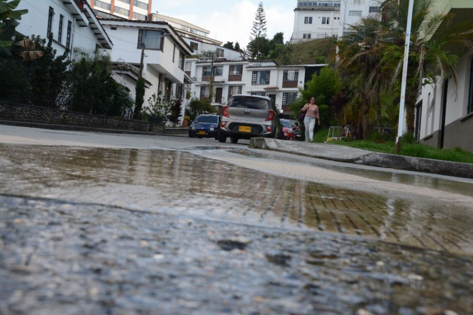 Foto | Freddy Arango | LA PATRIA Este es el sector donde baja el agua que tiene mal olor y según residentes afecta su diario vivir en la zona. Foto | Freddy Arango | LA PATRIA Este es el sector donde baja el agua que tiene mal olor y según residentes afecta su diario vivir en la zona.