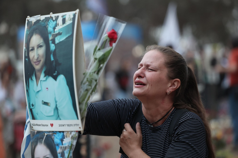 Foto | EFE | LA PATRIA Con un tono más solemne que reivindicativo, decenas de actos de homenaje a las víctimas de Hamás se desarrollaron por todo Israel: en Reim, donde unas 400 personas fueron asesinadas en el festival de música Nova; en Tel Aviv, o en Jerusalem. Foto | EFE | LA PATRIA Con un tono más solemne que reivindicativo, decenas de actos de homenaje a las víctimas de Hamás se desarrollaron por todo Israel: en Reim, donde unas 400 personas fueron asesinadas en el festival de música Nova; en Tel Aviv, o en Jerusalem.