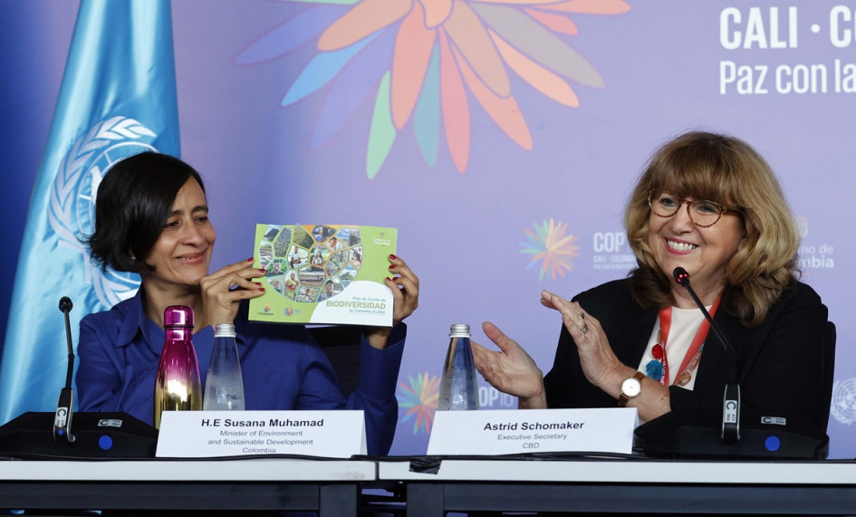 Foto | EFE | LA PATRIA La ministra de Ambiente y Desarrollo Sostenible de Colombia, Susana Muhamad, sostiene el Plan de Acción de Biodiversidad que el país busca ampliar del 24 al 34% en el 2030 Foto | EFE | LA PATRIA La ministra de Ambiente y Desarrollo Sostenible de Colombia, Susana Muhamad, sostiene el Plan de Acción de Biodiversidad que el país busca ampliar del 24 al 34% en el 2030