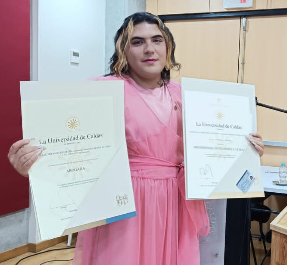 Alissa Altaria muestra los diplomas de sus pregrados que cuentan con su nombre identitario. Alissa Altaria muestra los diplomas de sus pregrados que cuentan con su nombre identitario.