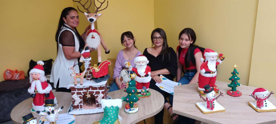 Las estudiantes expusieron sus creaciones. Las estudiantes expusieron sus creaciones.