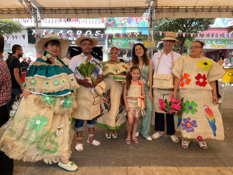 Los vestidos en cabuya también compitieron. Los vestidos en cabuya también compitieron.